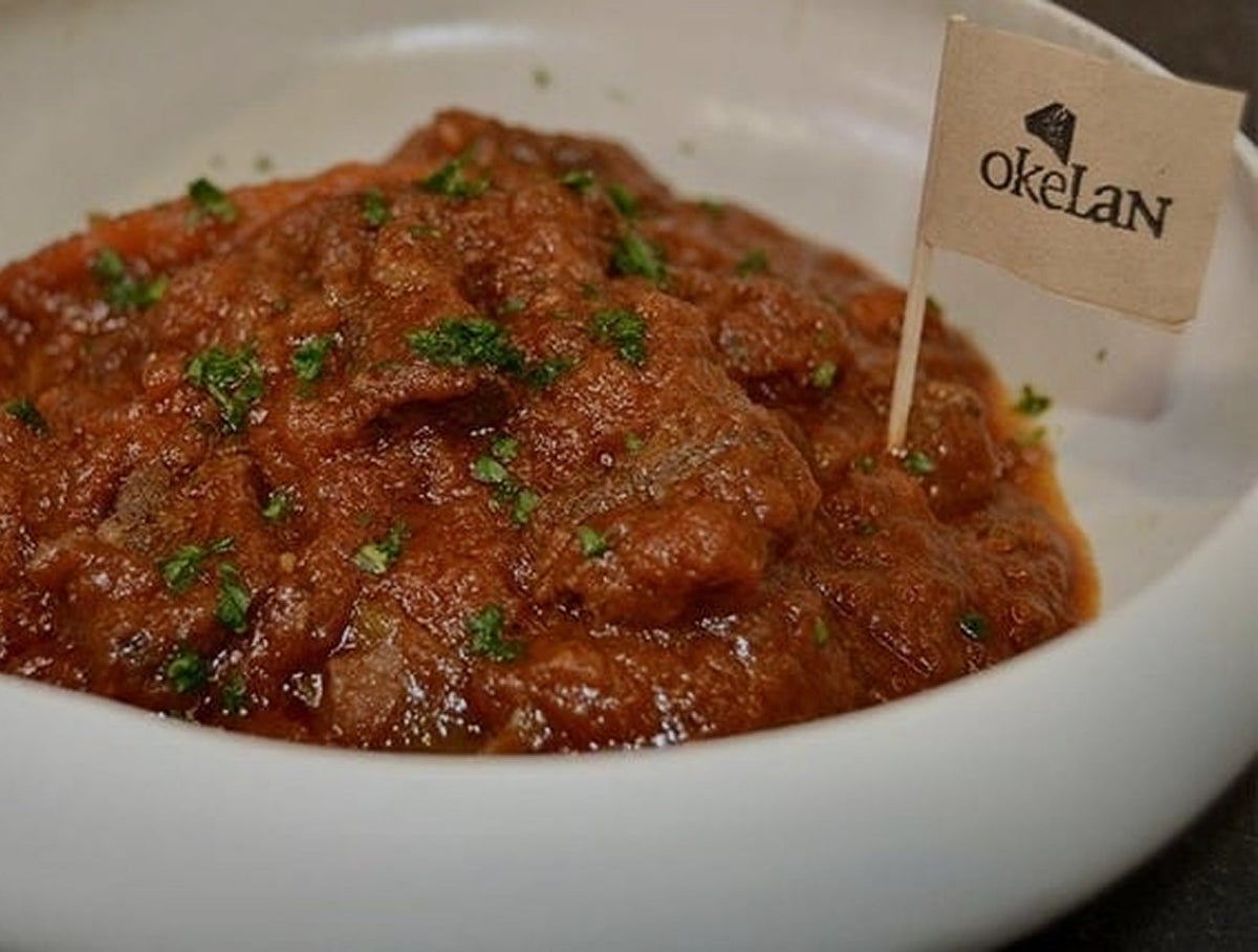 Carne de Buey Okelan con tomate y pimientos